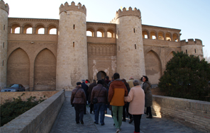 Voluntariado Inycom acompaña a la Cruz Blanca de visita al Palacio de la Aljafería