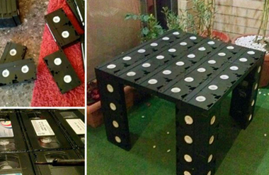 Una mesa hecha con cintas VHS, la foto ganadora del reto de INYCOM en la Liga de la Innovación con Hunteet y la UZ